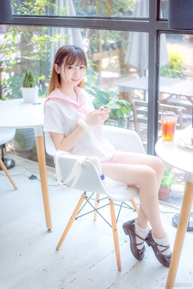 “进来吧。”吕布看了一眼地上的杯盏，摇了摇头，坐在自己的位子上向两女招了招手。